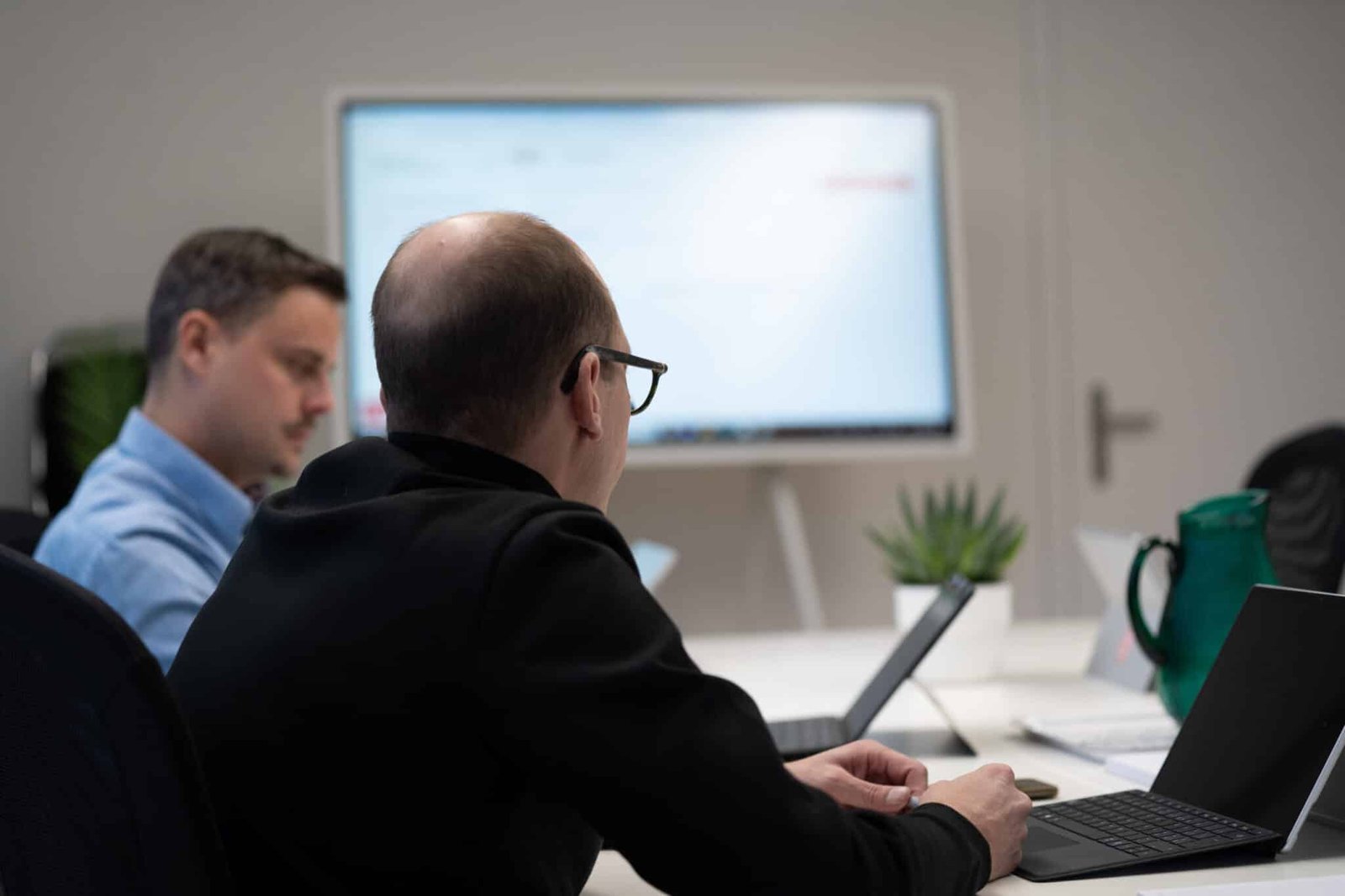 Zwei Mitarbeitende bei der Besprechung offener Stellen im Büro von myls