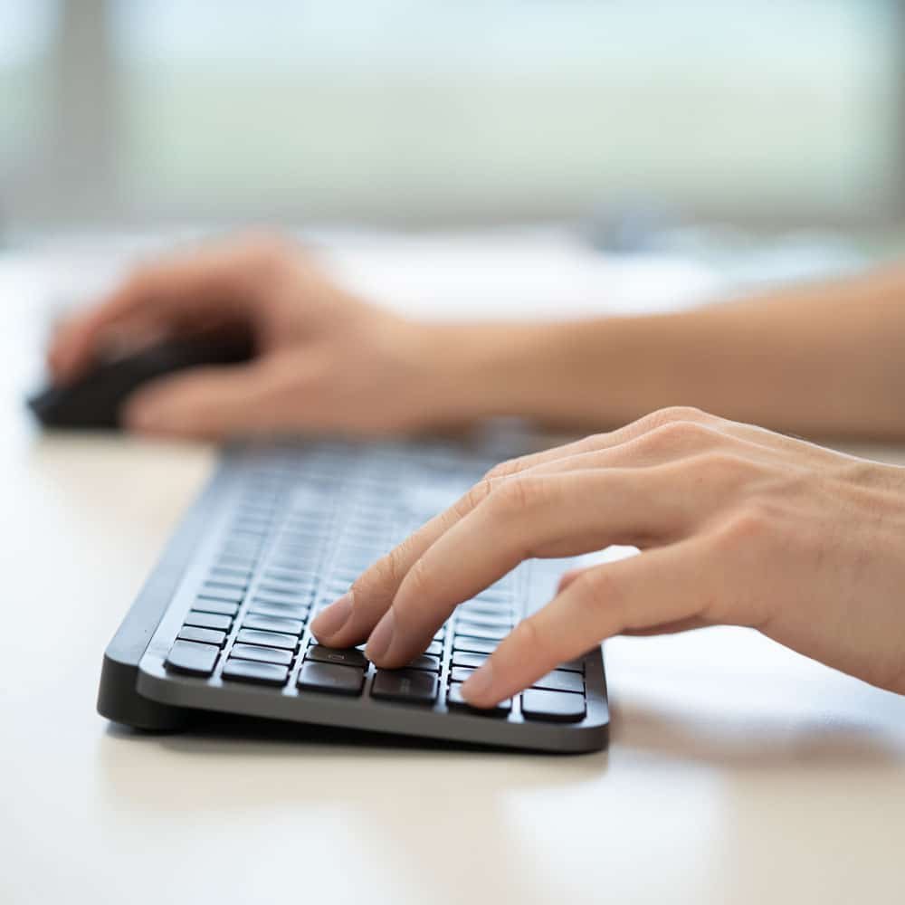 Arbeiten am Computer – Darstellung für Impressumseite