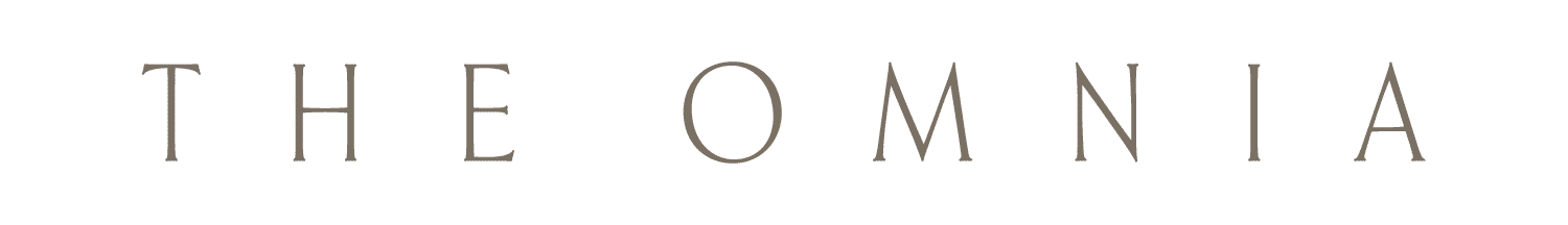 Logo von The Omnia Hotel in eleganter Schrift mit grünem Hintergrund.