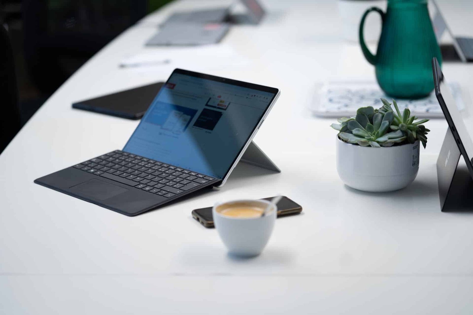 Arbeitsplatz mit Laptop – Referenzen aus digitalen Kundenprojekten bei myls