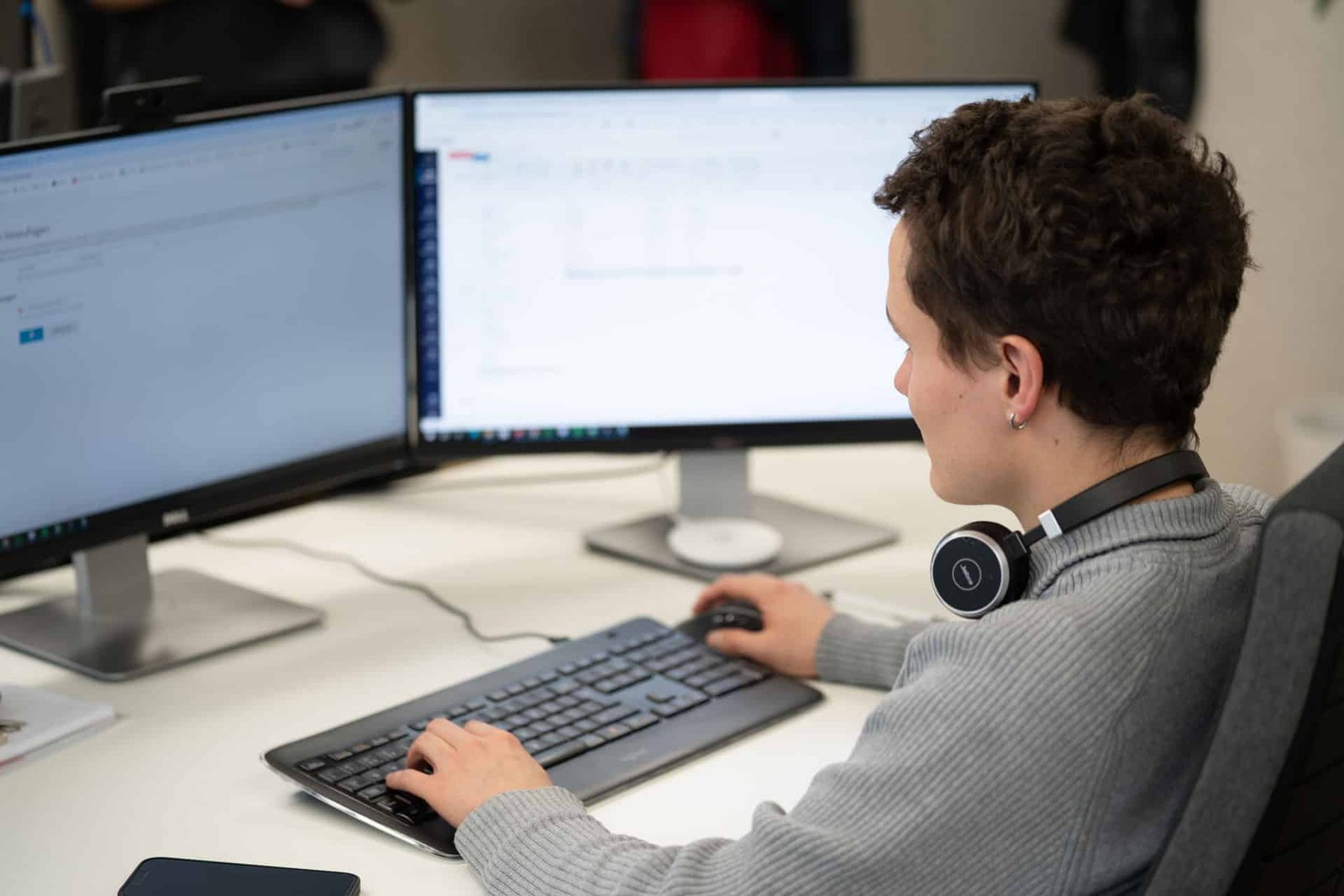 Mitarbeiter am Bildschirm – Symbolbild für myls News und digitale Updates